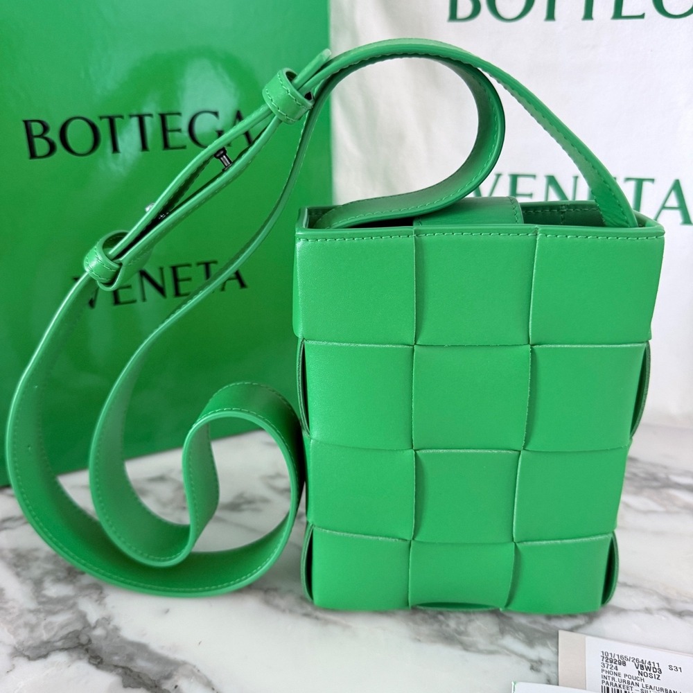 BOTTEGA VENETA 729298 Intrecciato Green Leather Cassette Shoulder bag - Picture 2 of 15